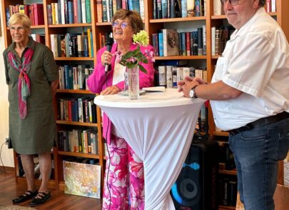Bürgermeister Manfred Rippel und Landtagsabgeordnete Sevim Kaya-Karadag eröffnen die Wanderausstellung
